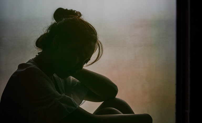 Image d'une femme en réflexion.