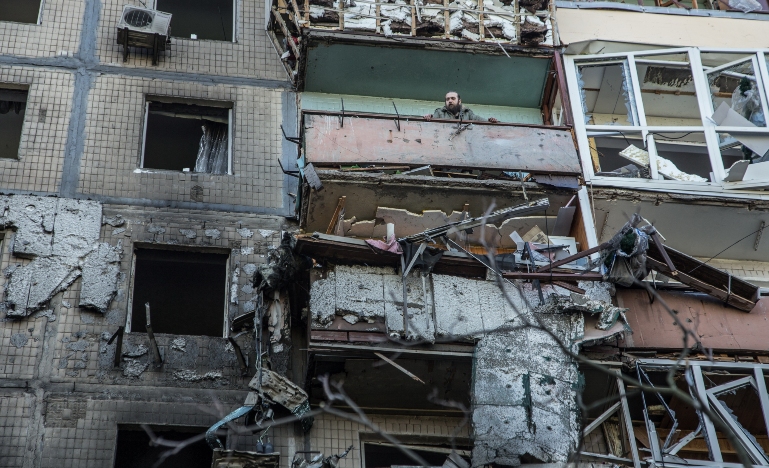 A shelling partially destroyed a block of flats in Obolon district, Kyiv, 14 March 2022. Photo: Oleksandr Ratushniak