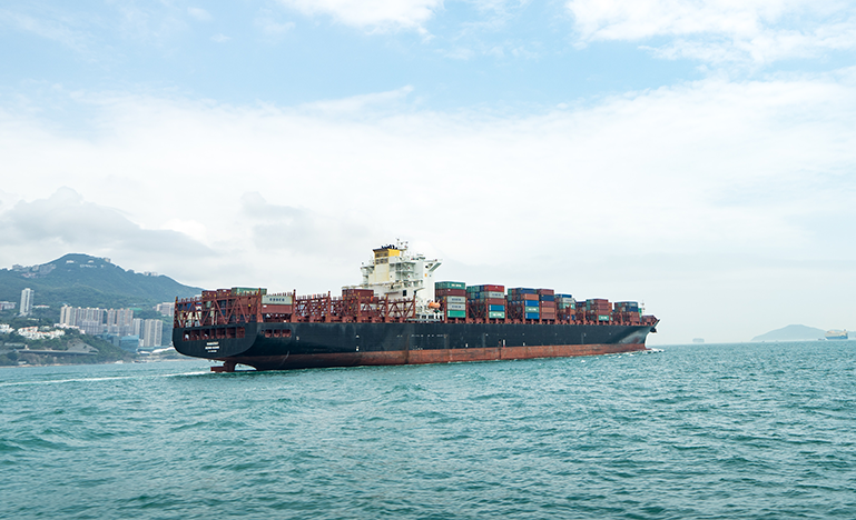 Navire avec cargo quitte l’ïle de Hong Kong