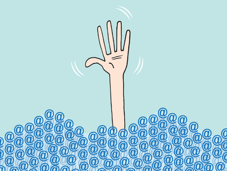 Une main qui se noie dans un océan de courriels