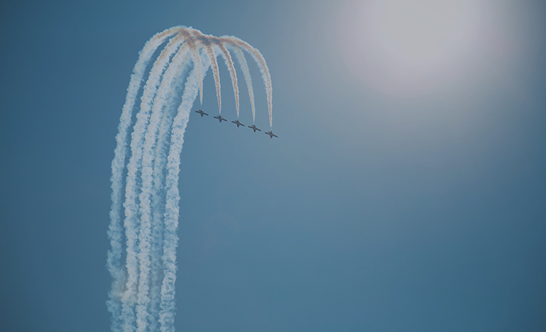 Image of fighterjets flying in unison