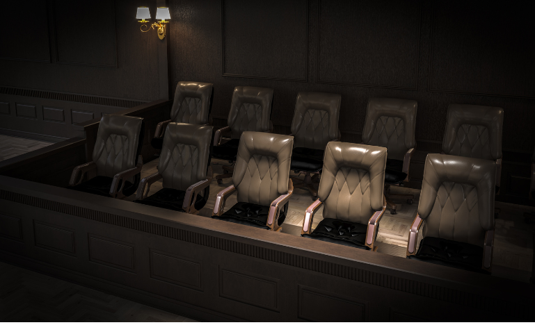 Chaises vides dans le box des jurés plongé dans l'obscurité, dans une salle d'audience