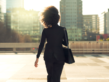 Une femme quitte un cabinet d'avocats du centre-ville