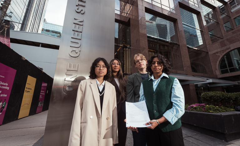 Les quatre jeunes qui poursuivent l'Office d'investissement du régime de pensions du Canada. De gauche à droite : Chloe Tse, Rav Singh, Travis Olson et Aliya Hirji.