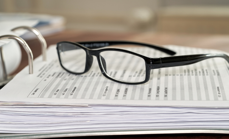 Des verres posés sur une feuille de calcul
