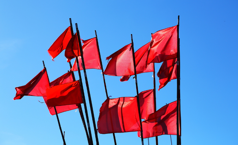 Un groupe de drapeaux rouges sur fond bleu