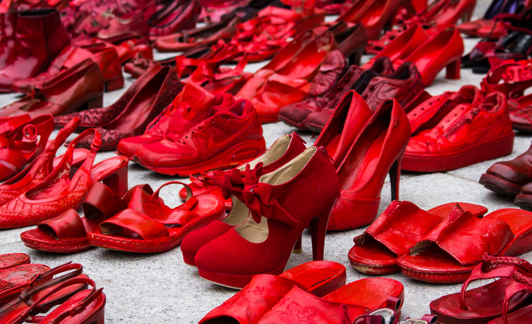 Le projet Red Shoe est une campagne mondiale inspirée par l'artiste mexicaine Elina Chauvet pour commémorer les femmes victimes de violences sexistes et pour plaider en faveur du changement.