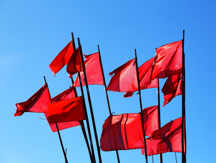 Un groupe de drapeaux rouges sur fond bleu
