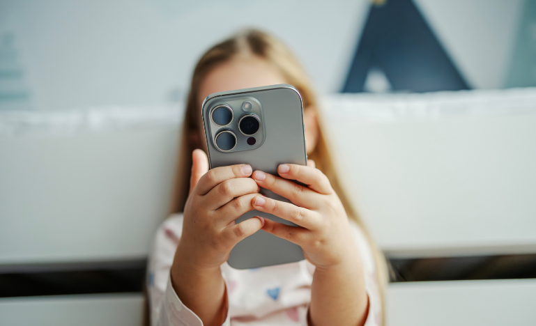 Un enfant sur un smartphone